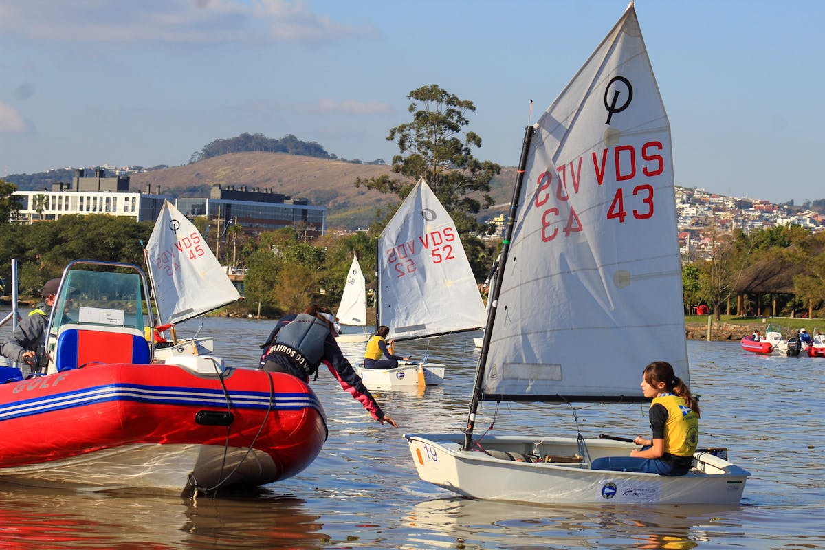Formation au permis bateau en école de voile bretonne, préparation sur carte marine