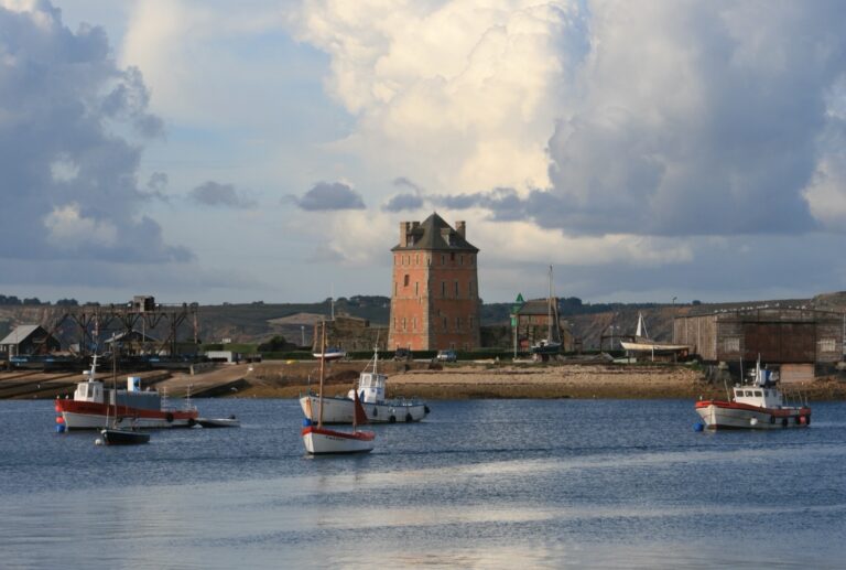 Camaret-sur-Mer : guide d'escale en voilier (port, mouillages, accès)