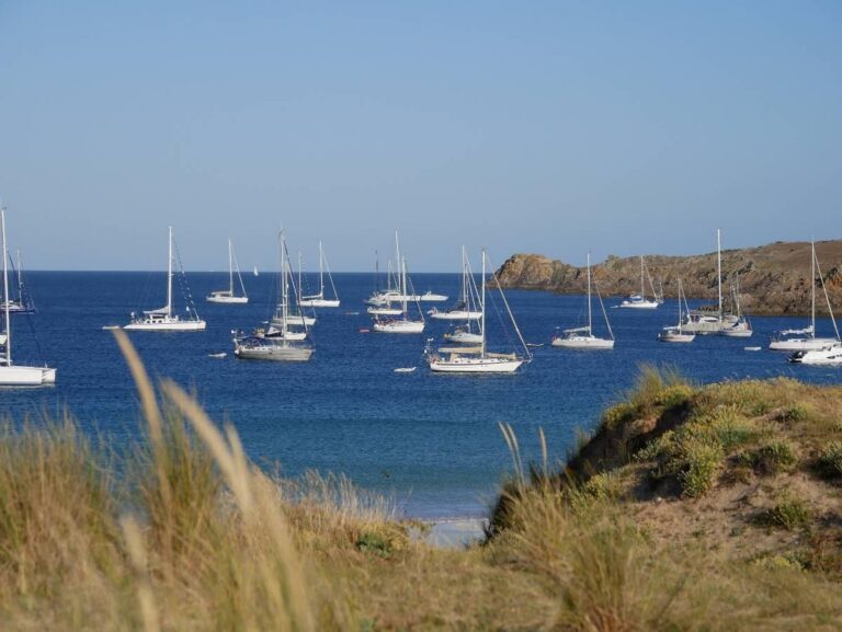Île d'Houat et Hœdic en voilier : mouillages, accès et escale