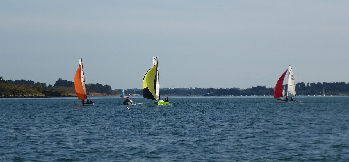 Manœuvres à la voile : prendre un ris, virer, empanner